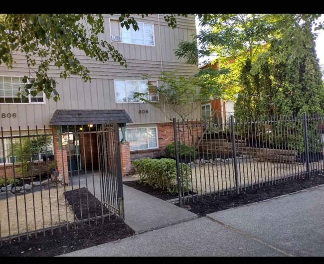 Building Photo - 806 Yakima Ave