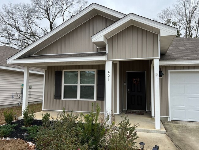 Building Photo - Modern 4 Bedroom