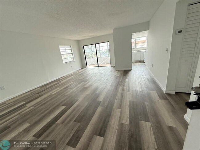 Foto del edificio - 2501 NW 41st Ave