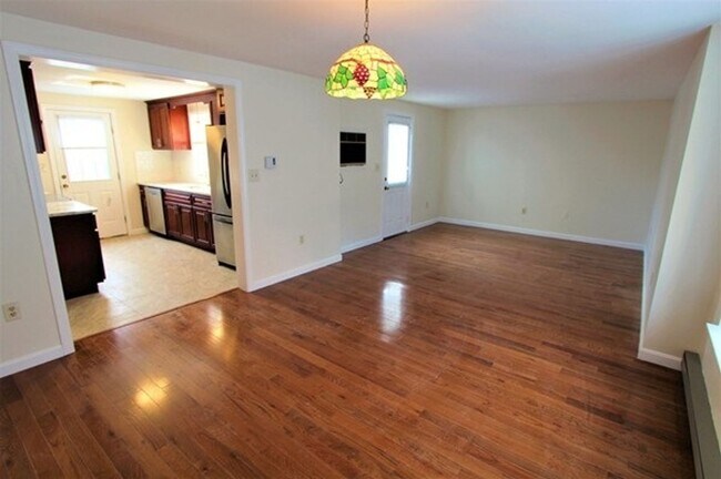 Foto del edificio - Spacious 3-Bed Townhouse with Wraparound D...