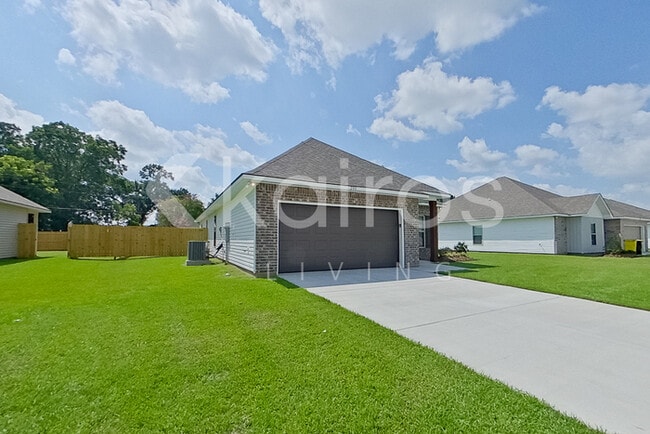 Building Photo - 200 Carencro St