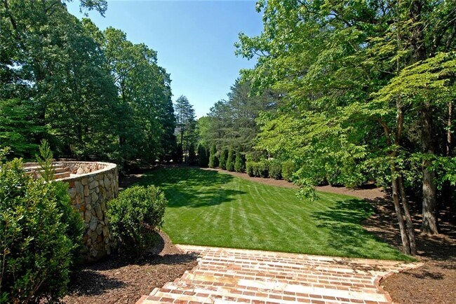 Foto del edificio - 5300 Powers Ferry Rd NW