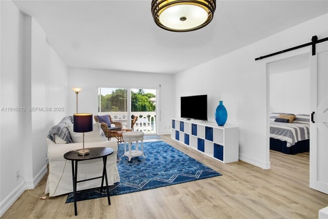 Foto del edificio - 100 Edgewater Dr