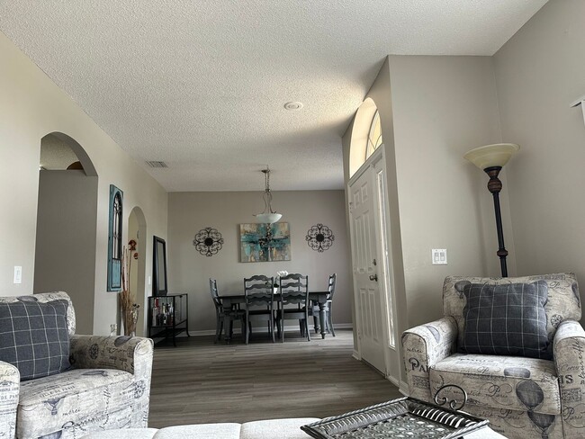 Foto del edificio - MOVE IN MARCH 1      4 Bedroom Valrico home with no carpet and a fenced yard