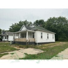 Building Photo - 605 NE Rock Island Ave