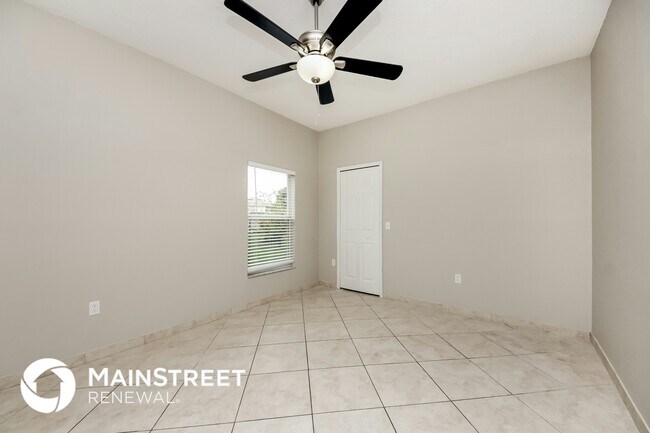 Building Photo - 710 Paris Dr