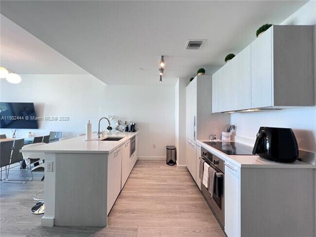 Building Photo - 501 NE 31st St