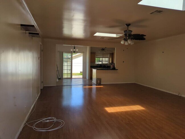 Foto del edificio - Spacious 2-Bed, 1-Bath Home in the Heart of Burbank!