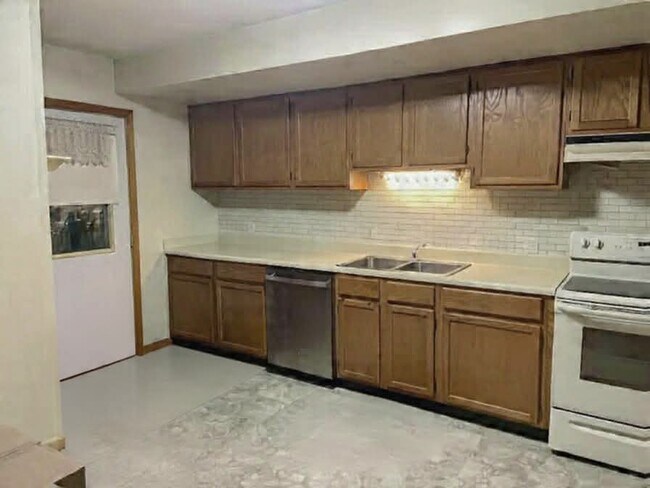 Cocina - 2552 Malletts Bay Ave