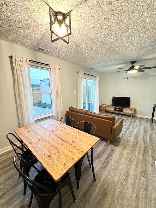 Foto del edificio - 3675 Sylvan Ln