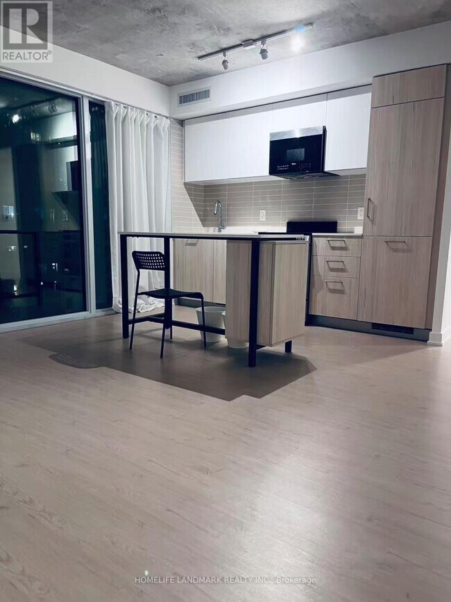 Building Photo - 65 Mutual St