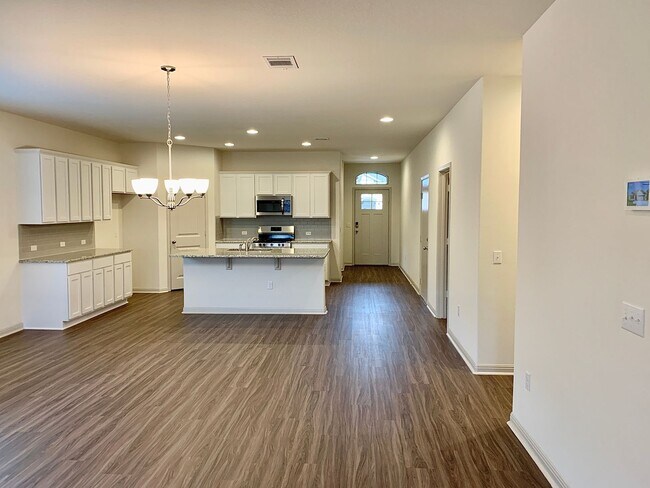 Foto del edificio - Beautiful 4 bedroom 3 bathroom home in Pfl...