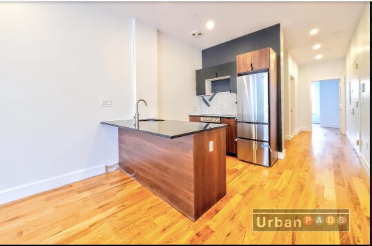 Foto del edificio - 1076 Rogers Ave