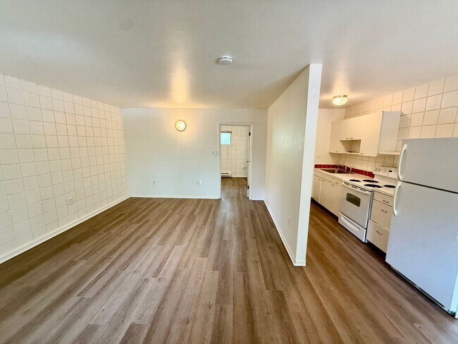 Building Photo - 509 S Bryan Ave