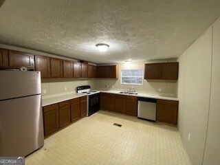 Foto del edificio - 1368 Dee Kennedy Rd