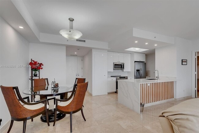 Building Photo - 848 Brickell Key Dr