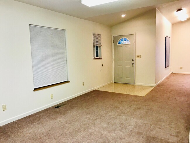 Foto del edificio - 2 bedroom + 2 bonus rooms 3 bath 2 story h...