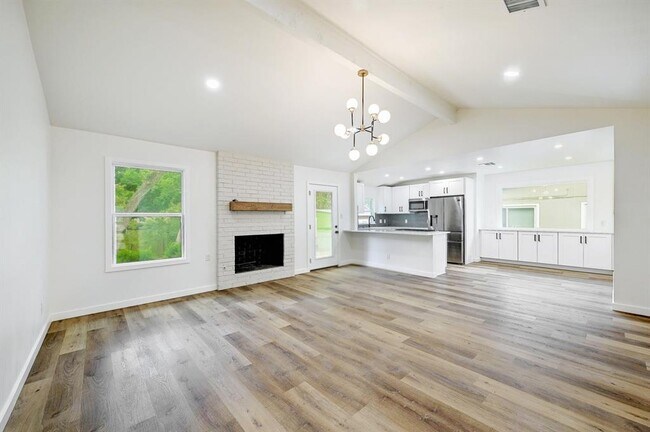 Building Photo - 1013 Hillside Oaks Dr