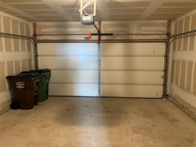 Building Photo - 1001 Zodiac Ln