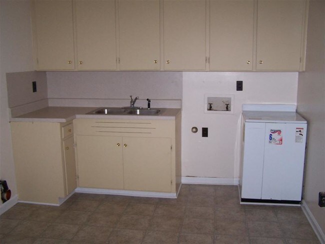 Building Photo - 4419 Wildwood Ave