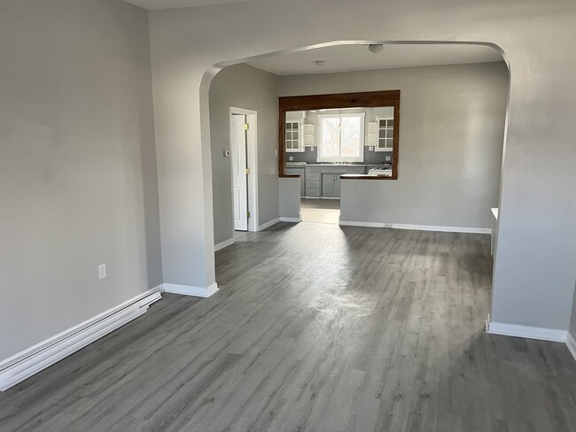 Building Photo - AVAILABLE NOW! Newly remodeled spacious 2BR!