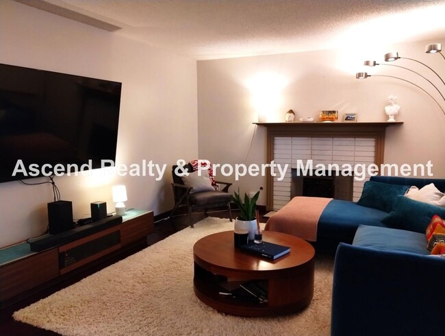 Building Photo - Ideal Hillsboro Location 2 Level Home with...