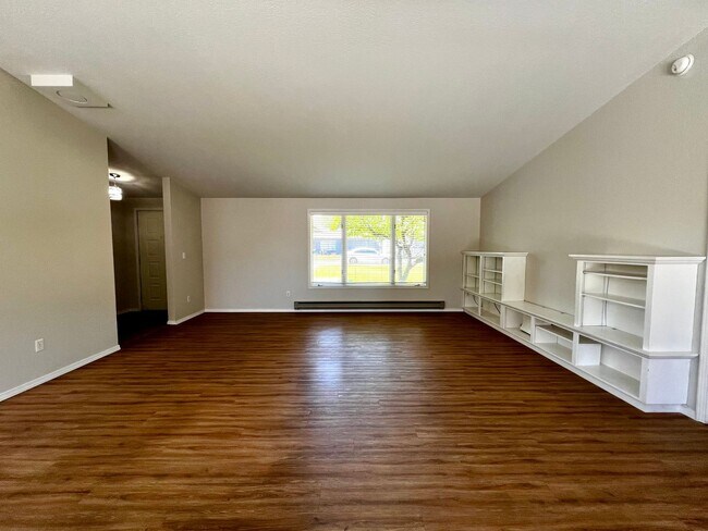 Foto del edificio - Non-Refundable & Security Deposit Total: $...