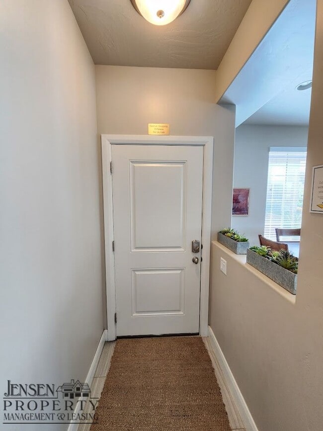 Foto del edificio - Spacious Four Bedroom Town Home
