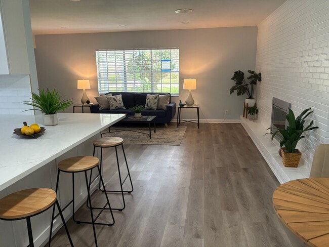 Building Photo - 2510 Lake Ellen Dr