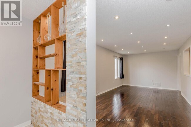 Building Photo - 106 Narrow Valley Crescent