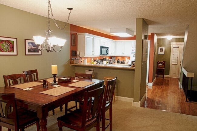 Foto del edificio - $0 DEPOSIT OPTION. CHARMING TWO-STORY TOWN...