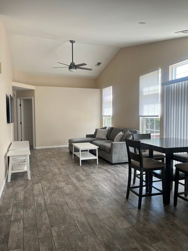 Building Photo - 1123 Bristol Ct
