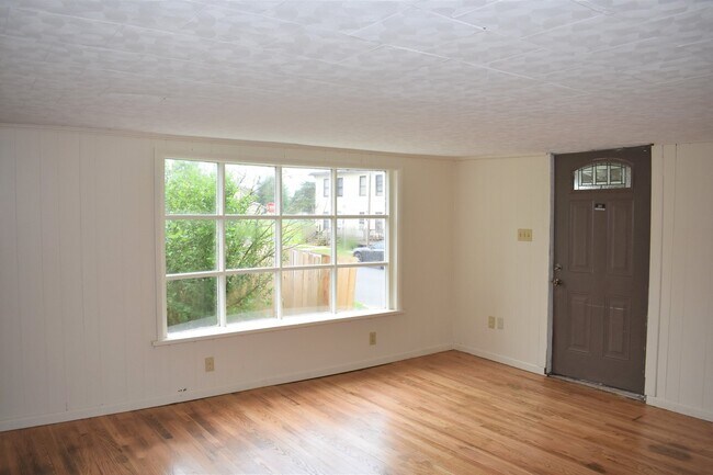 Foto del edificio - Two Bedroom Home with Fenced in Yard & More!