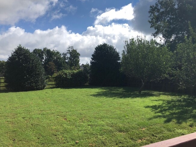Building Photo - Lovely Ranch in Grassfield School District!