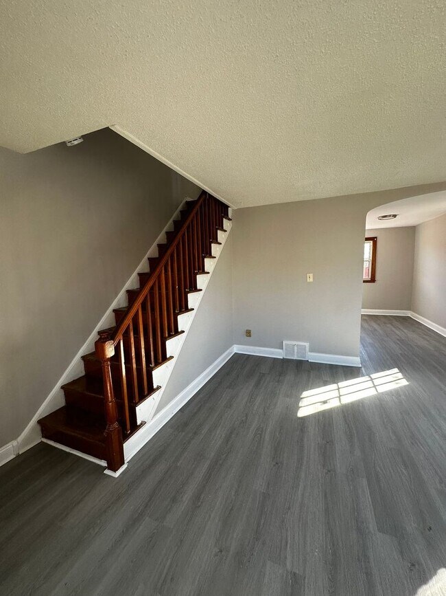 Building Photo - 3 Bedroom and 1 bathroom House