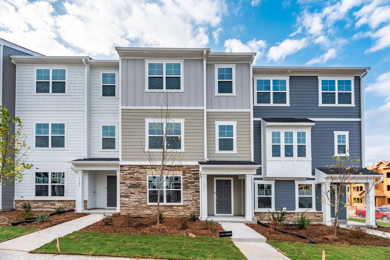 Foto principal - Like New Luxury Townhome In Brier Creek