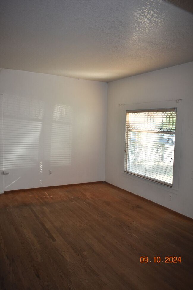Building Photo - Charming Two Bedroom Home with Hardwood Fl...