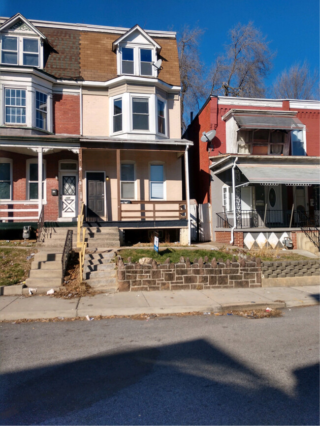 Building Photo - 615 W Locust St