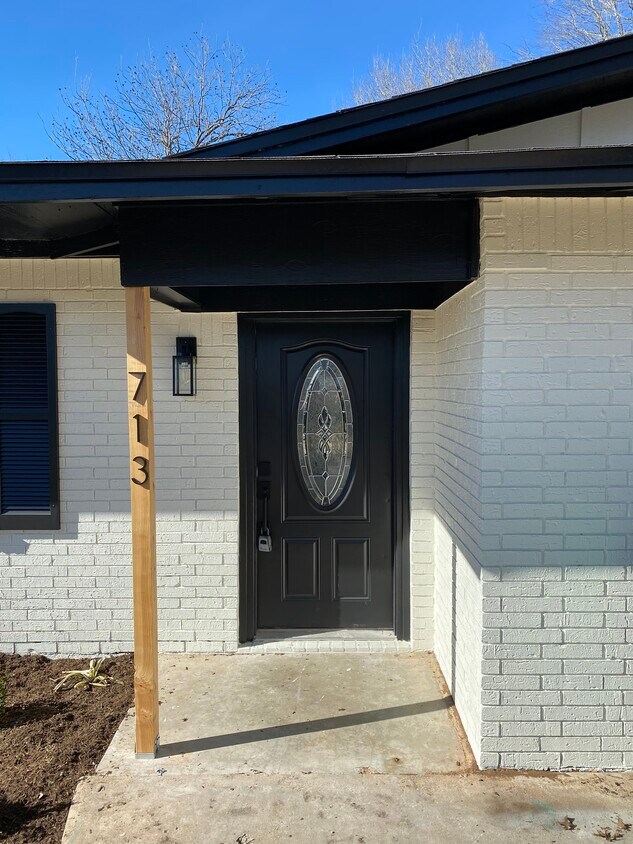 Primary Photo - 713 W Denison Dr