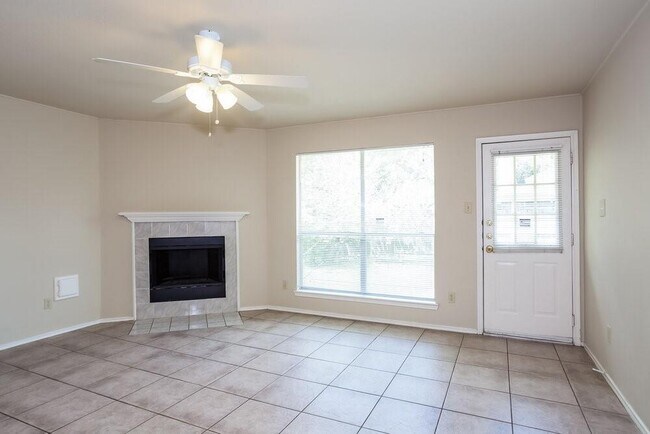 Foto del edificio - 1034 Canterbury Dr