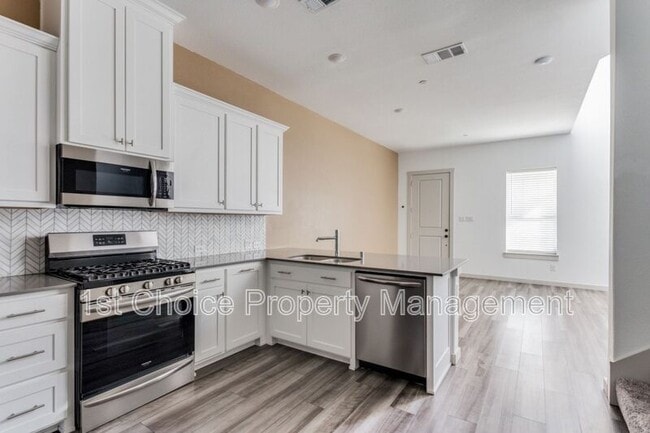 Foto del edificio - 6481 Iron Horse Blvd