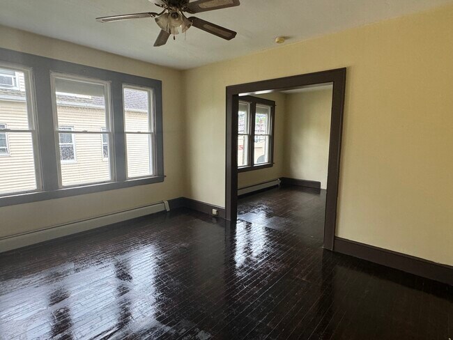 Comedor - 2436 E Main St