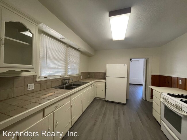 Building Photo - 2 br, 1 bath House - 380 S. Fairfax Dr.