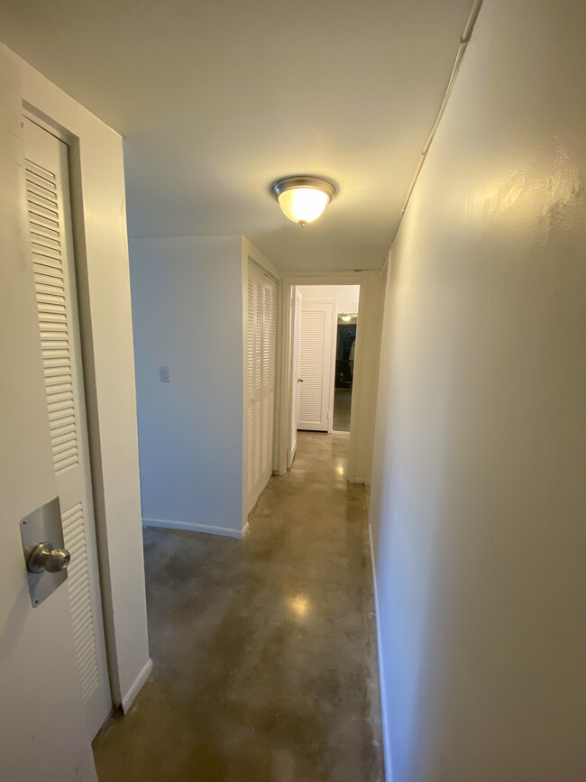 Building Photo - 9660 W Bay Harbor Dr