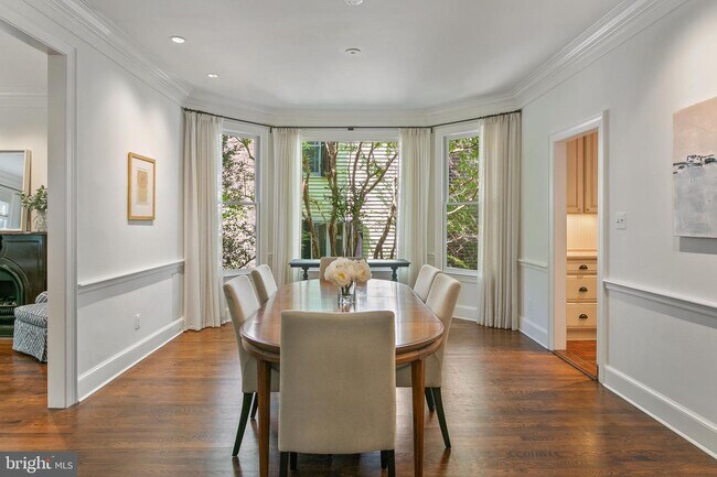 Foto del edificio - 2720 Chain Bridge Rd NW