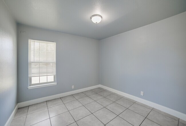 Building Photo - 4231 Dysart Dr