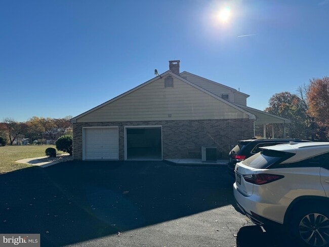 Building Photo - 1305 Hawthorne Ln