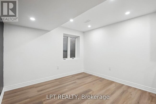 Building Photo - 140 Springvalley Crescent
