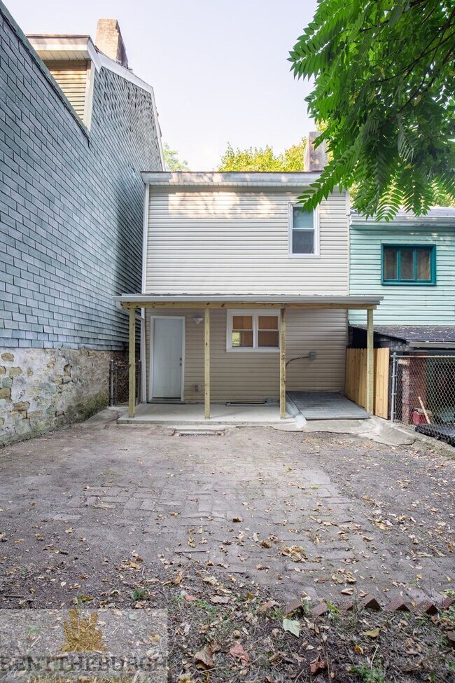 Building Photo - 3 Bedroom 1.5 bath House Now Available!