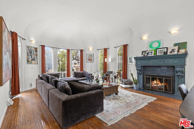 Foto del edificio - 2240 Hillhurst Ave